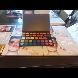 James Charles EYESHADOW PALLET